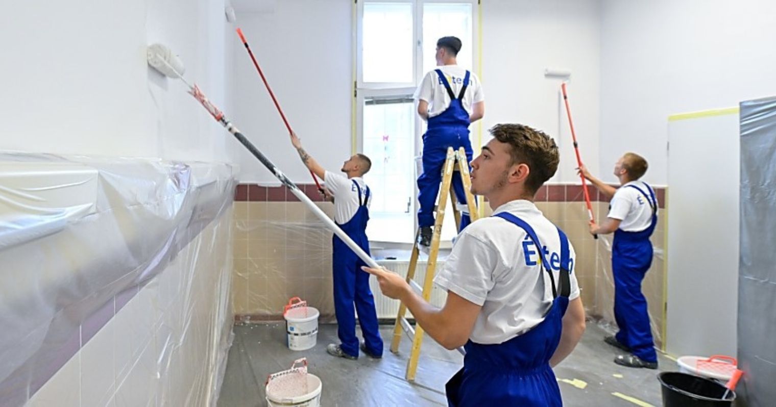 A képen a DSZC építőipari ágazatban tanulói diákok láthatók festés közben.