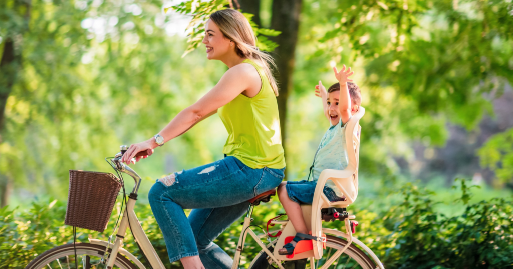 boldog gyermekével bicikliző anya