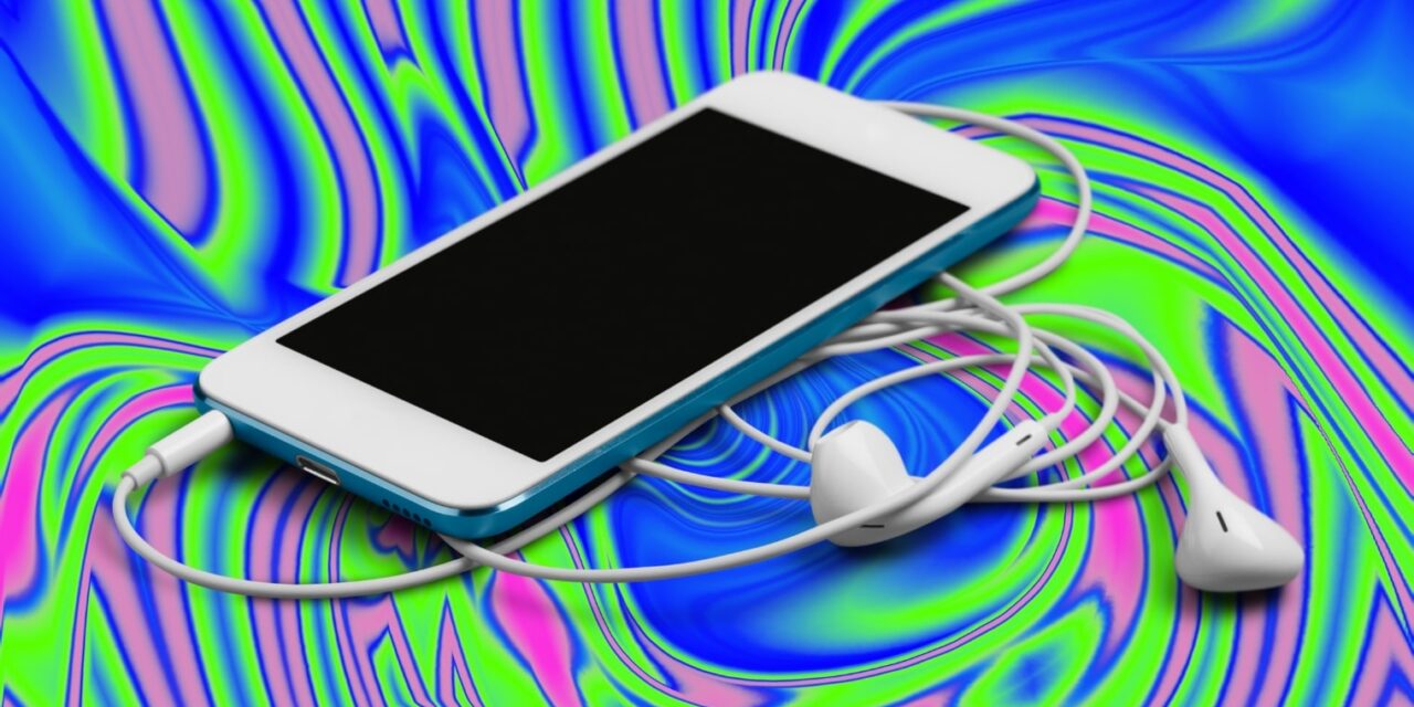 fantom rezgés-szindróma - mobiltelefon pszichedelikus háttér előtt