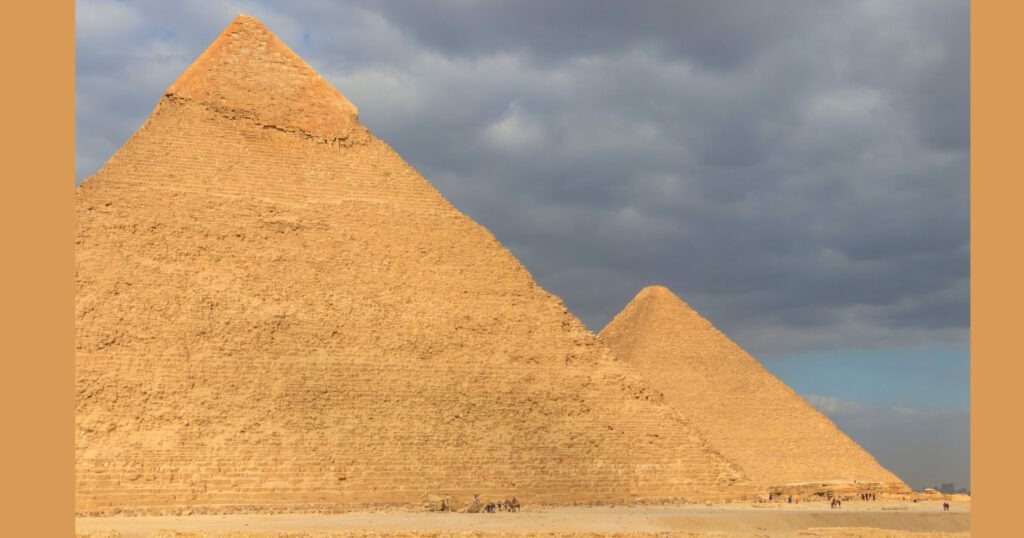 A képen a gízai piramis látható