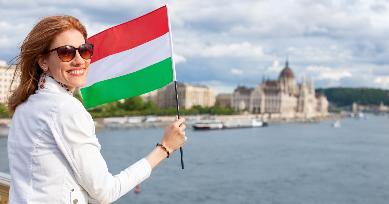 Fiatal nő, a kezében magyar zászlóval.