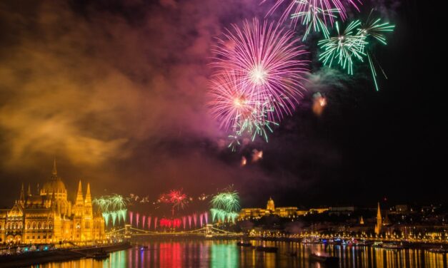 Bengáli tűz alkotta virágszőnyeg borítja be este a Dunát