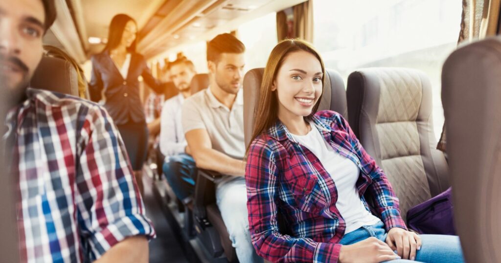 A képen egy buszon pózolnak fiatalok