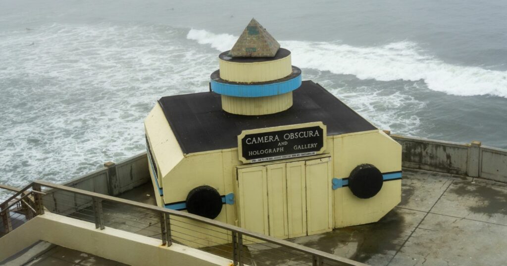 A képen egy tengerparti épület látható, rajta a camera obscura felirat