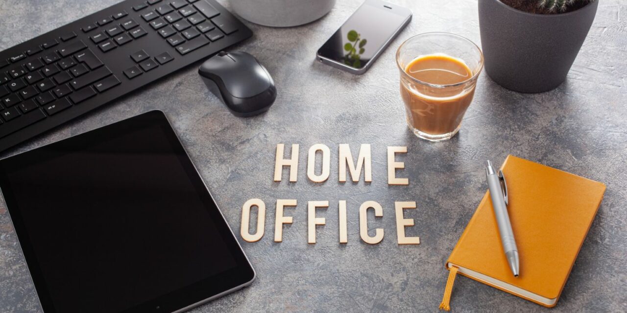 home office felirat, munkaállomás eszközei és kávé