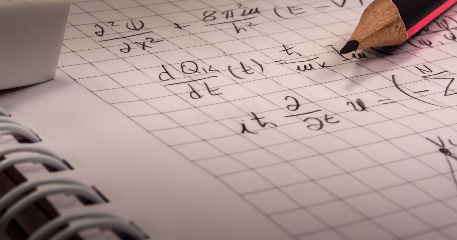 matematikai egyenlet egy füzetlapon ceruzával és radírral