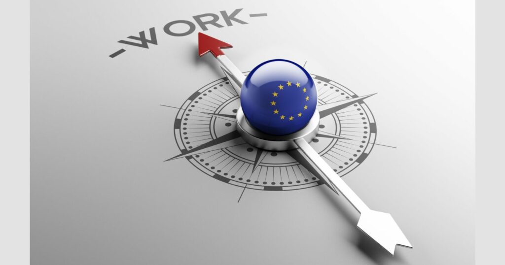 A képen egy iránytű mutat a munka szóra, az iránytűn egy EU zászlóval ellátott kék gömb van