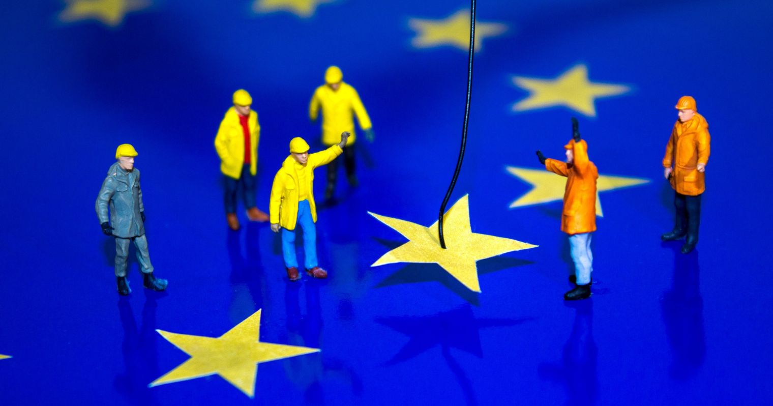 Az EU zászló sárga csillagait kicsi makett emberkék emelik le a zászlóról