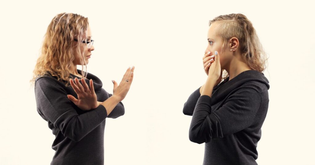 A képen két nő beszélget siket jelnyelvet használva