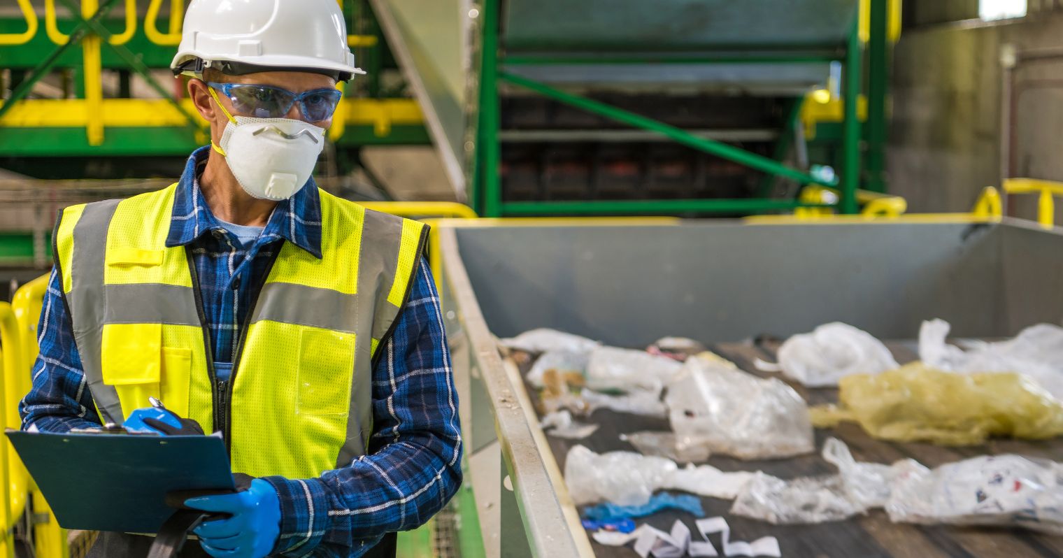 hulladékfeldolgozó munkatárs munka közben