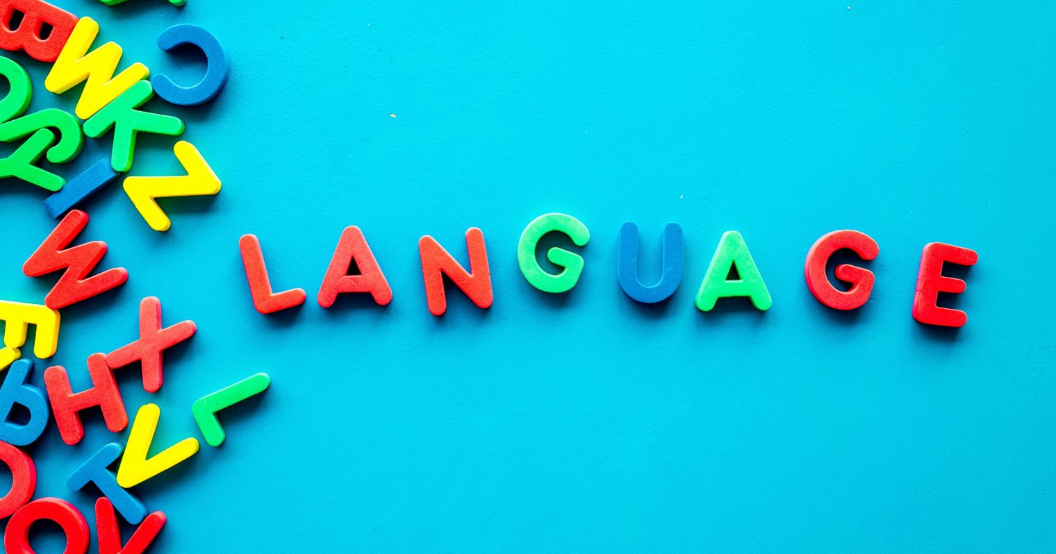 A képen kék alapon színes betűkből van kirakva a "nyelv" szó angolul