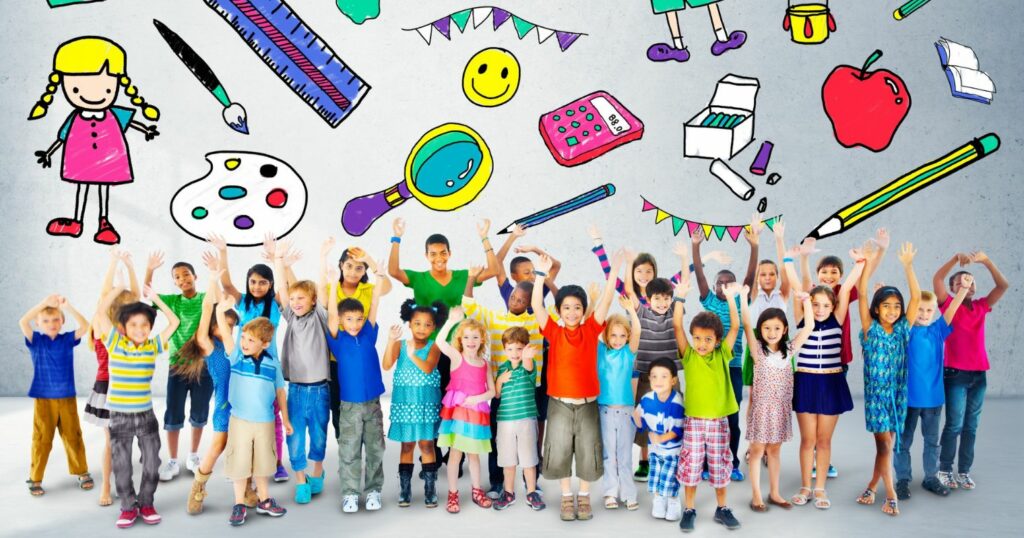 Egy csoportnyi gyermek áll egymás mellett, felettük rajzolt ikonok láthatók, pl. mosolygó arc, kalkulátor, vonalzó stb.