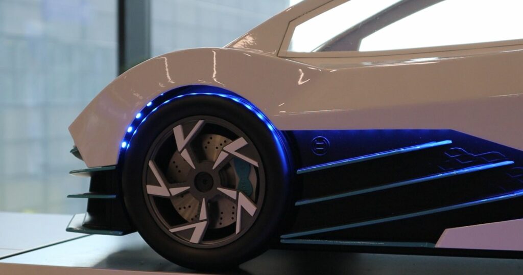 A kép az innovátorok napja kiállításon készült autót ábrázolja.