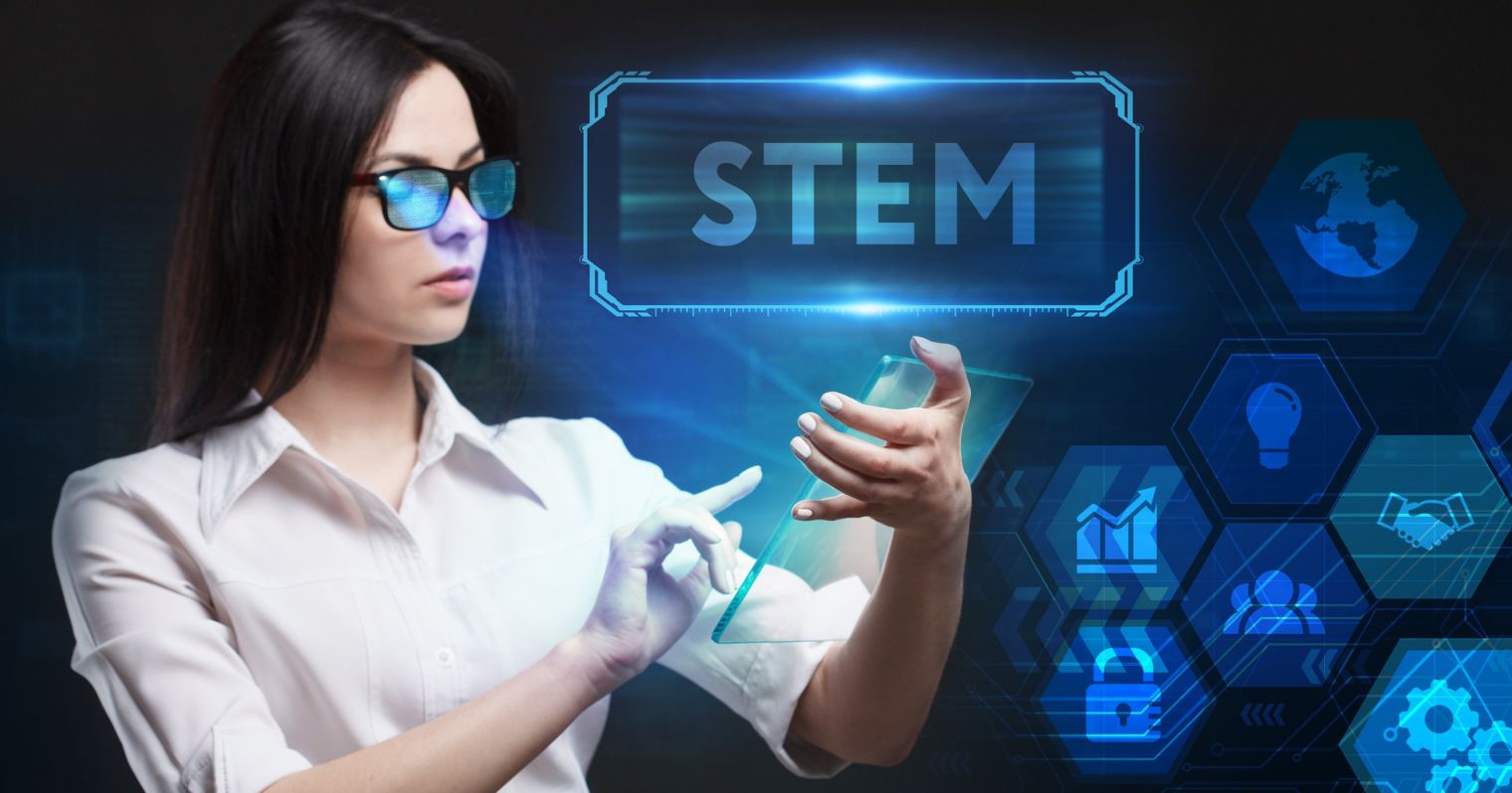 Egy női tudós látható a képen, mellette a STEM felirat, körülötte digitális ikonok