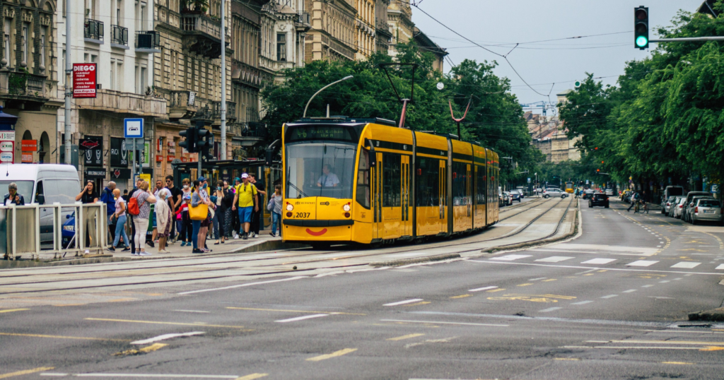 A képen a budapesti nagykörúton közlekedő 4-6 villamos látható.