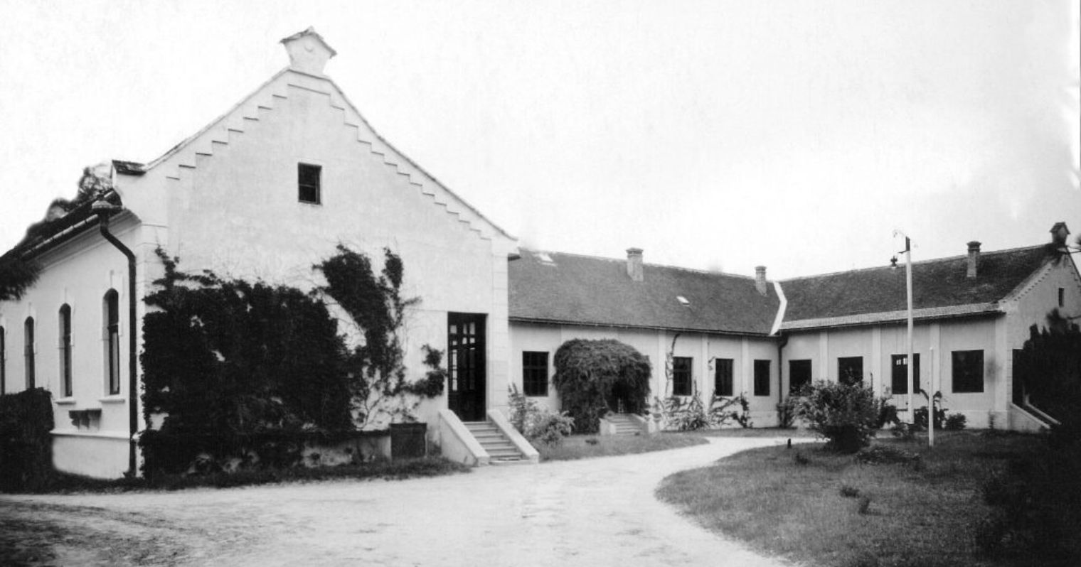 Alföldi ASzC Bedő Albert Erdészeti Technikum, Szakképző Iskola és Kollégium egyik épületének régi, még fekete-fehér képe.