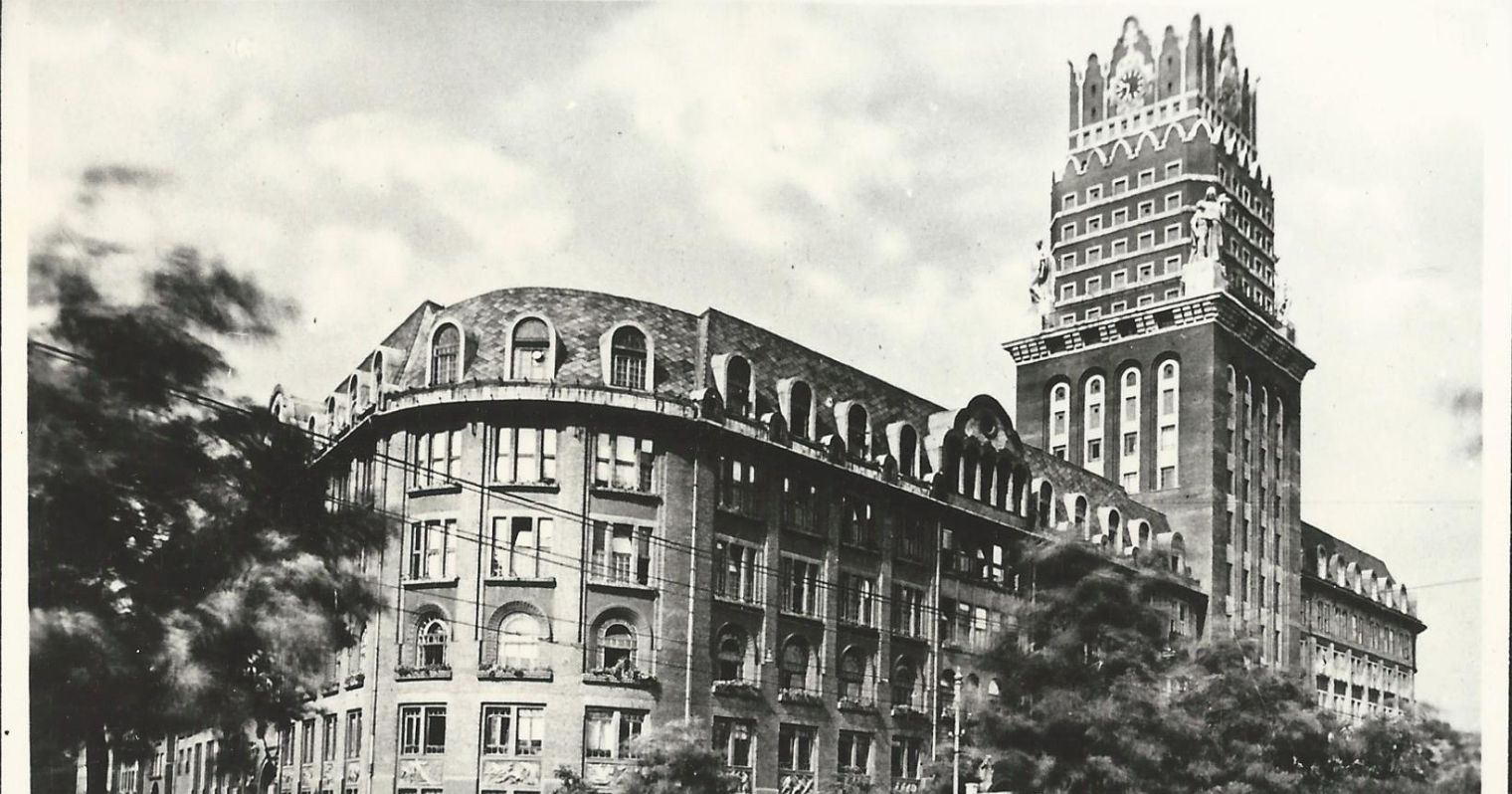 A képen az Országos Társadalombiztosító Intézet székháza látható eredeti állapotában Budapesten.