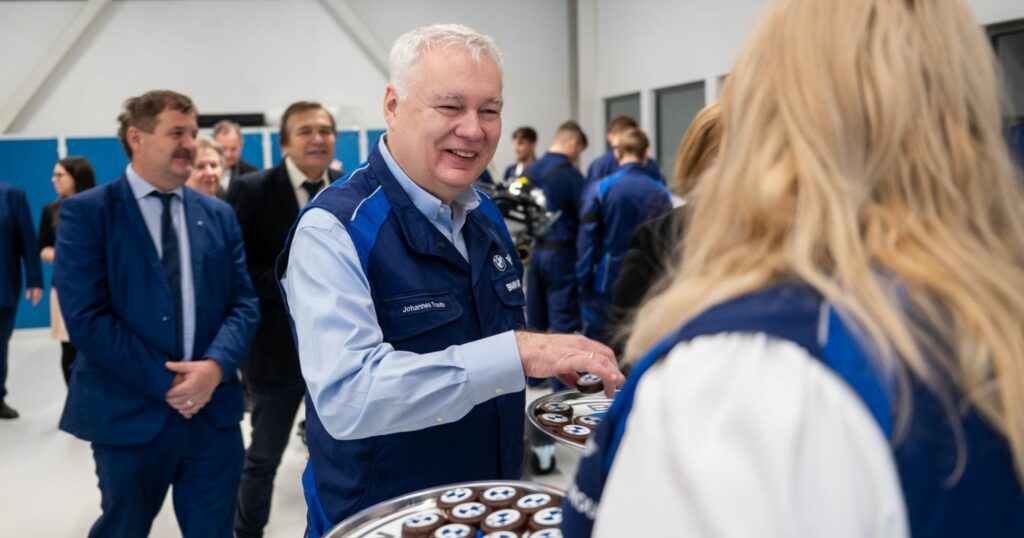 Johannes Trauth a BMW Group Gyár Debrecen alelnöke egy BMW mintájú sütit vesz el,egy neki kínált tálcáról.