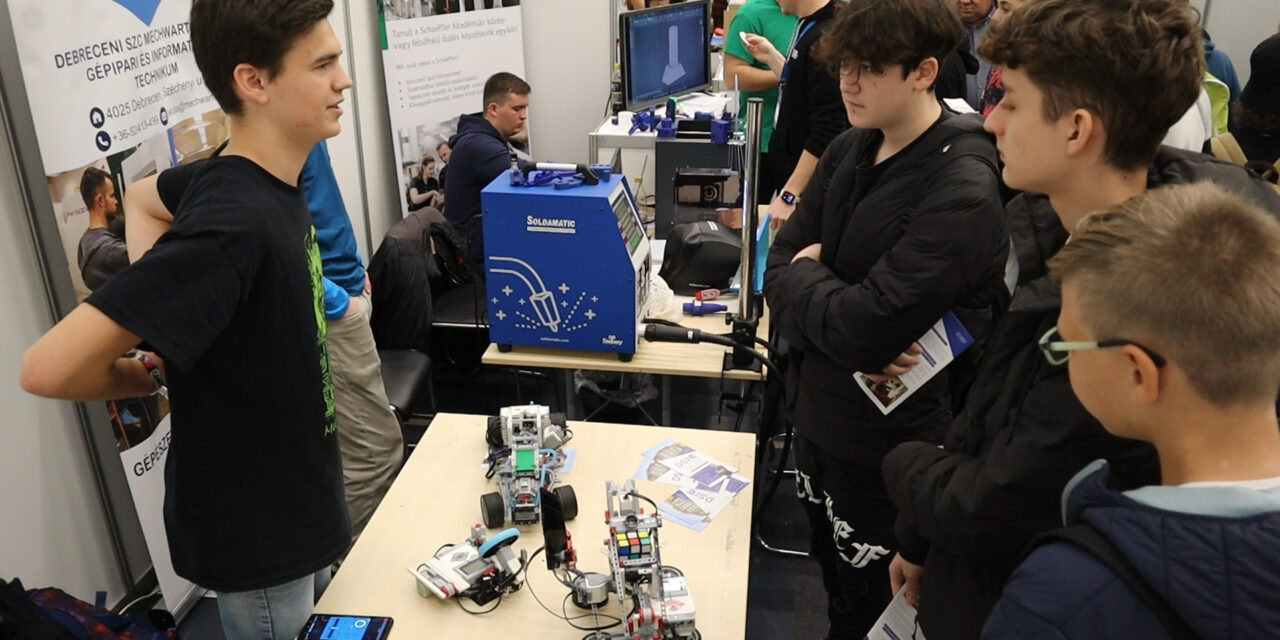 A fotó a debreceni Mi a pálya? műszaki pályaválasztó rendezvényen készült.