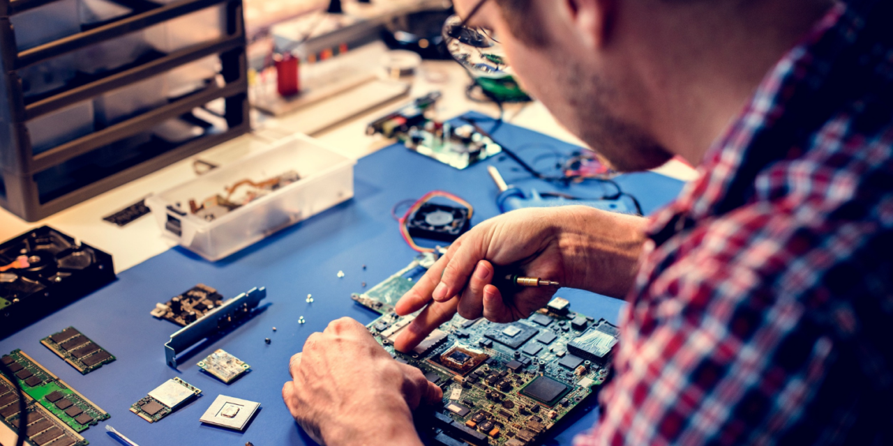 elektronikai műszerész munka közben