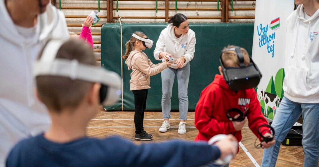 A Tej Terméktanács programján gyerekek VR headset segítségével ismerik meg, hogy honnan jön a tej.