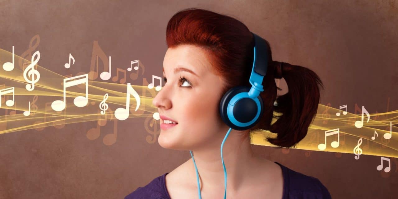 A képen egy zenét hallgató fiatal nő látható.