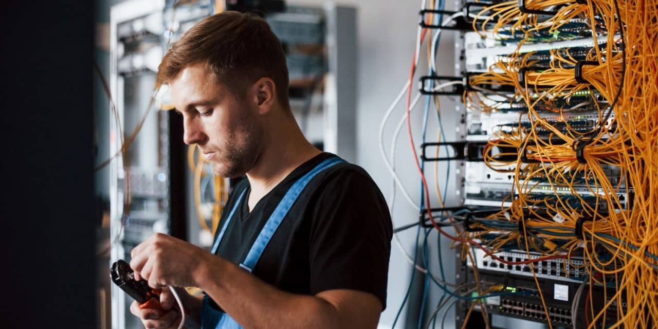 A képen az infokommunikációs hálózatépítő és -üzemeltető technikus látható.