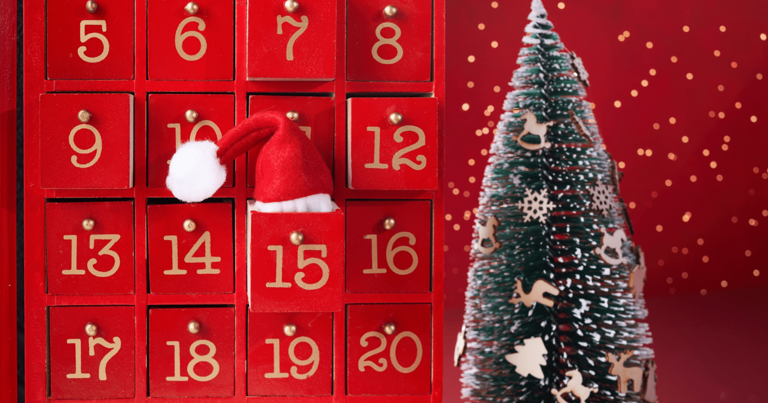 A képen egy adventi naptár látható karácsonyfa mellett.