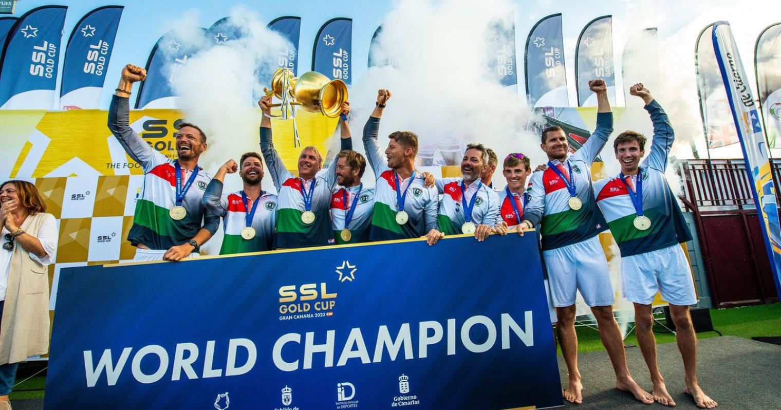 A magyar csapat magasba emeli az ssl gold cup kupályát.