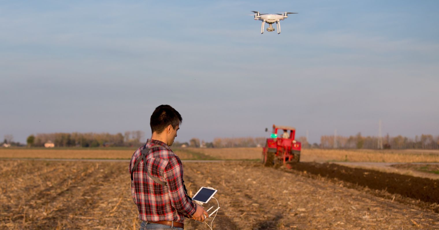 A képen a drónt irányító mezőgazdasági technikus látható.