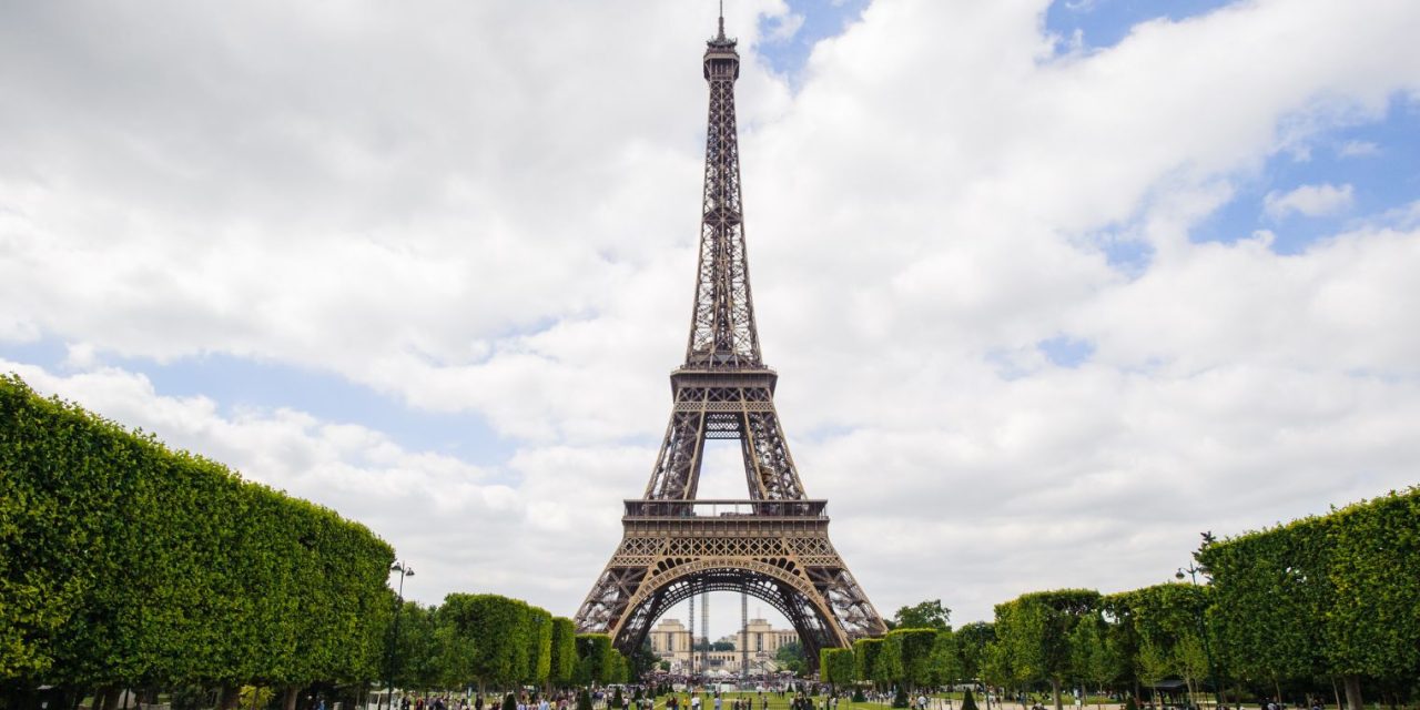 Eiffel-torony egy felhős napon.