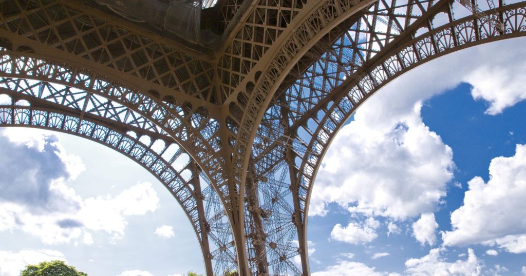 Eiffel-torony egyik lábának a szerkezete közelről alulról nézve.