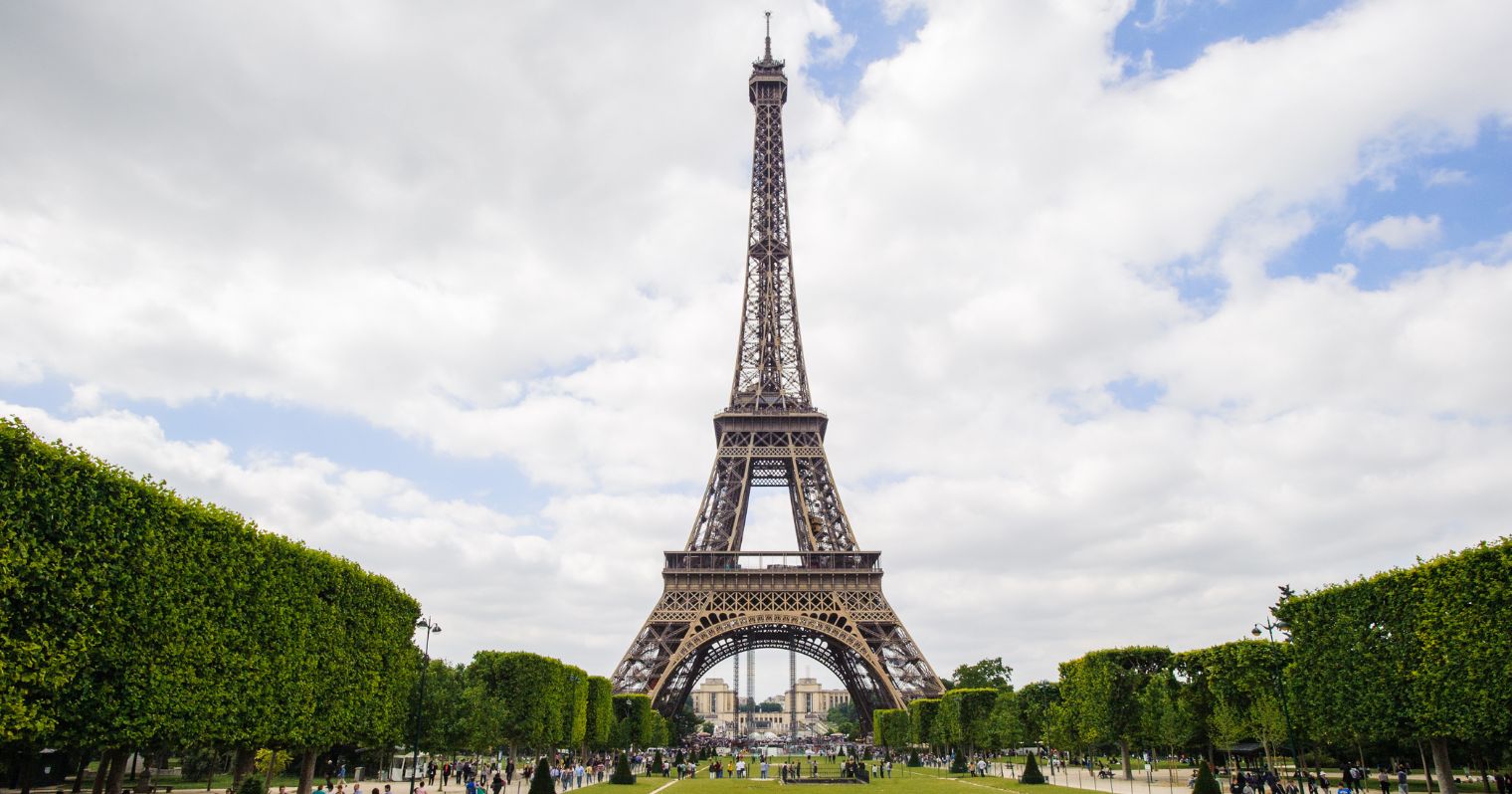 Eiffel-torony egy felhős napon.
