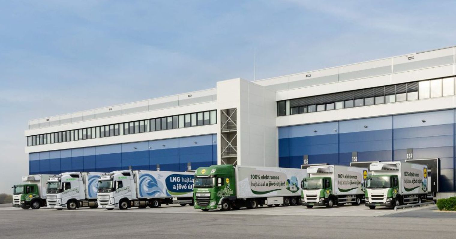 Lidl Magyarország raktára előtt felsorakozva állnak az új kamionok.