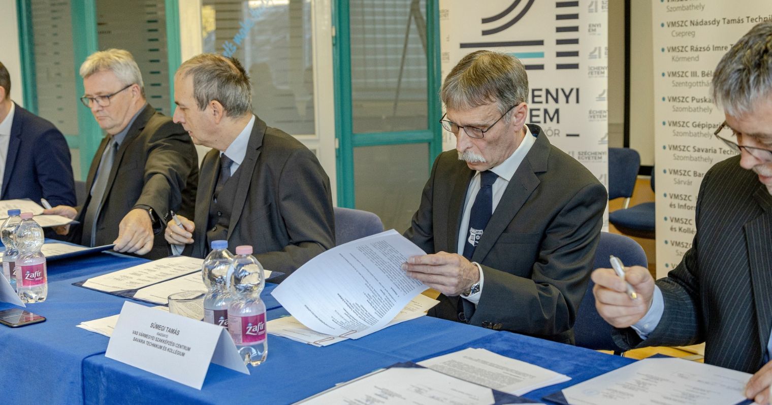 A Savaria Technikum és a Széchenyi Egyetem vezetői aláírják az együttműködési szerződést.