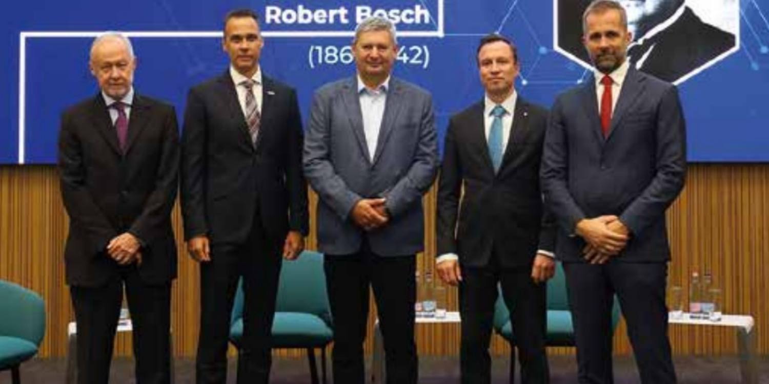 A Bosch×Richter Innovátorok Napja konferencia legfontosabb előadói: Bogsch Erik (Richter), Szászi István (Bosch), D. Kovács Róbert Antal (X. kerületi polgármester), Orbán Gábor (Richter), Kiss Ádám (NKFIH)
