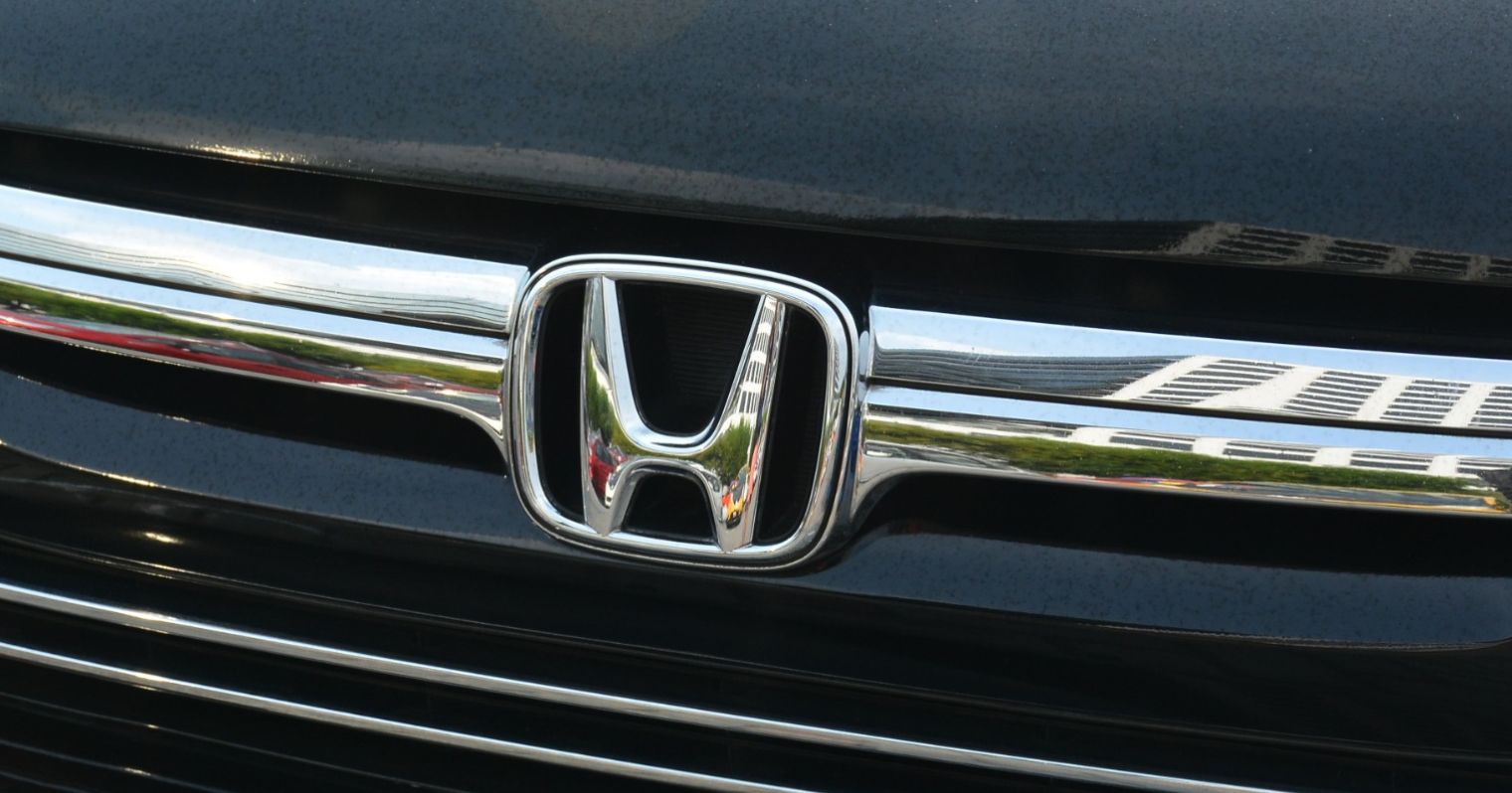 Autómárka jelzés: "H" betű forma egy lekerekített négyszögben.