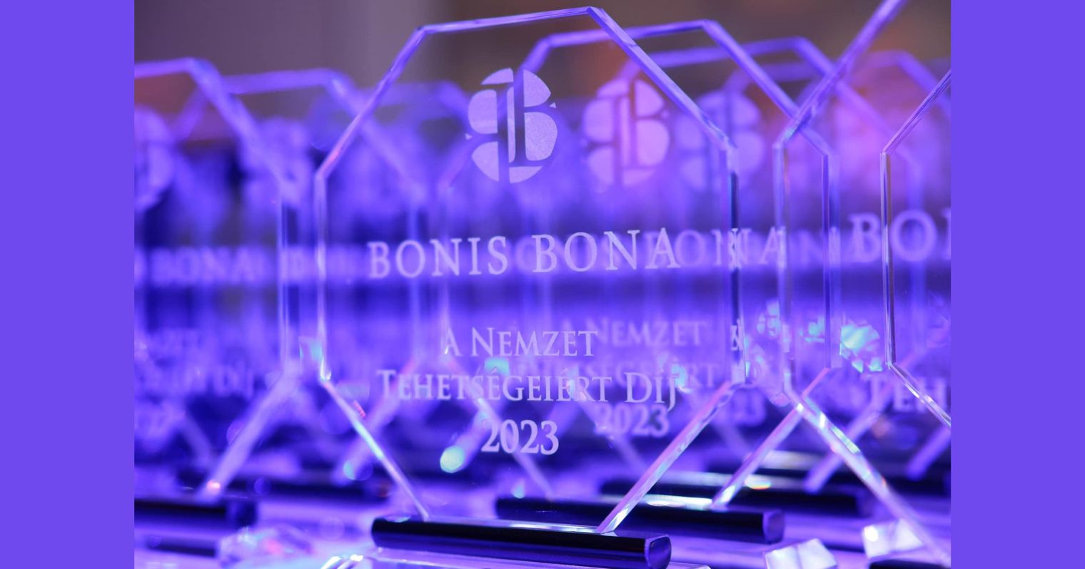 Bonis Bona 2023-as díj plakettjei.