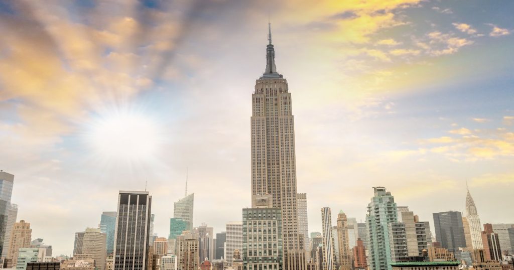 Empire State Building kiemelkedik a New York-i látképből.
