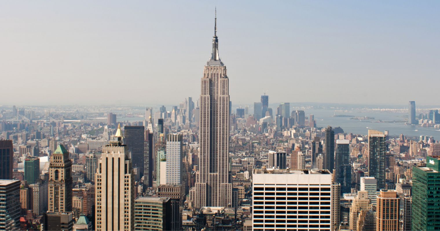 Empire State Building kiemelkedik a New York-i látképből.