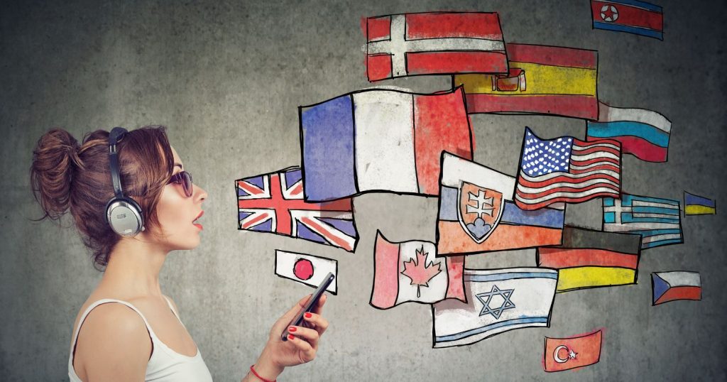 Egy fülhallgatós lány kezében telefonnal, előtte különféle országok zászlóinak a grafikája.