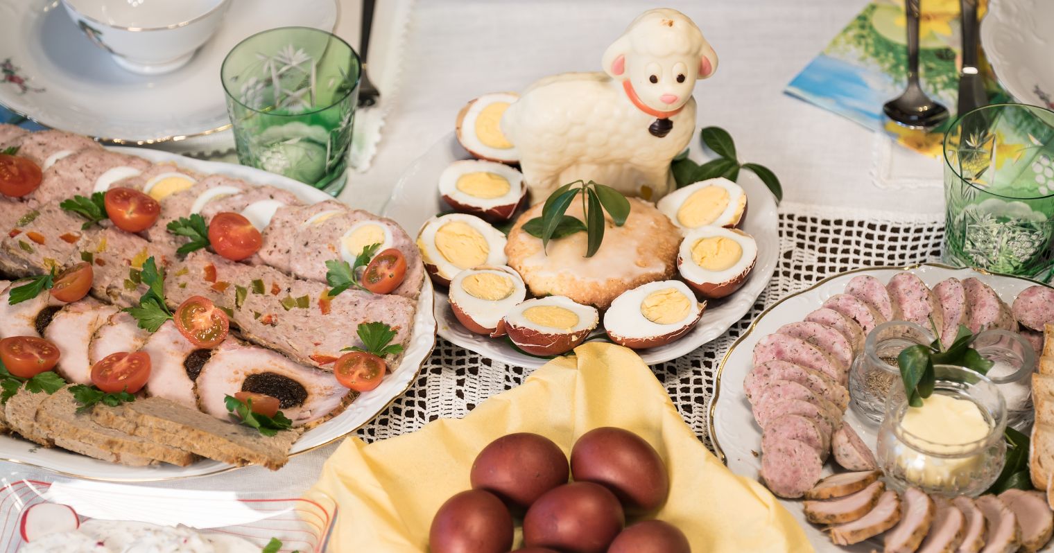 Húsvéti lakoma egy asztalon szépen tálalva.
