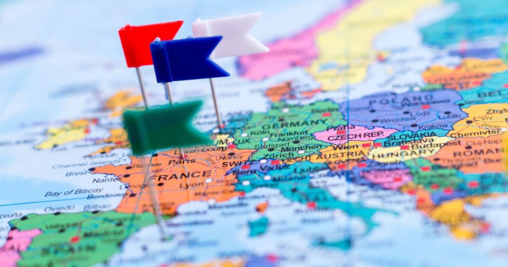 Európa térkép, rajta zászlós megjelölések. DiscoverEU