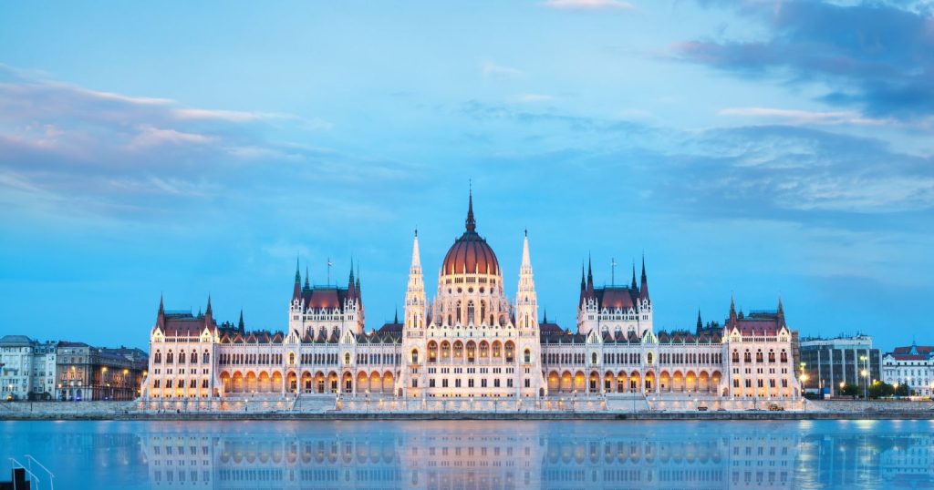 A Parlament épülete a Duna Budai oldaláról fotózva.