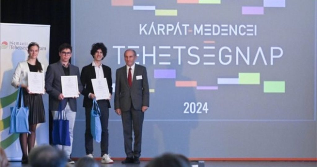 XV. Kárpát-medencei tehetségnapon tizenkét fiatal részesült elismerésben, közülük három látható a képen.