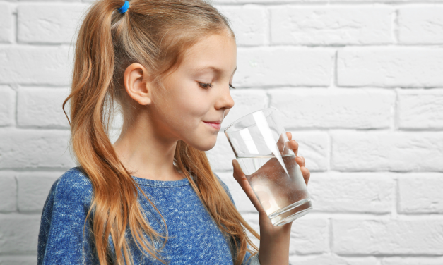 Több víz, kevesebb üdítő! – Népszerűsíteni kell a vízivást az iskolások körében