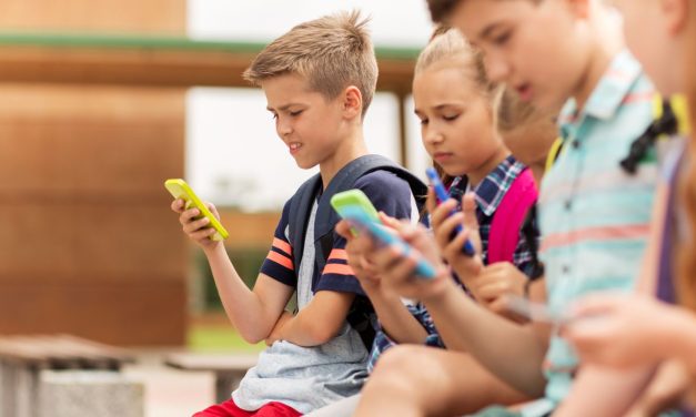 Törvénnyel szabályoznák az iskolai mobilhasználatot