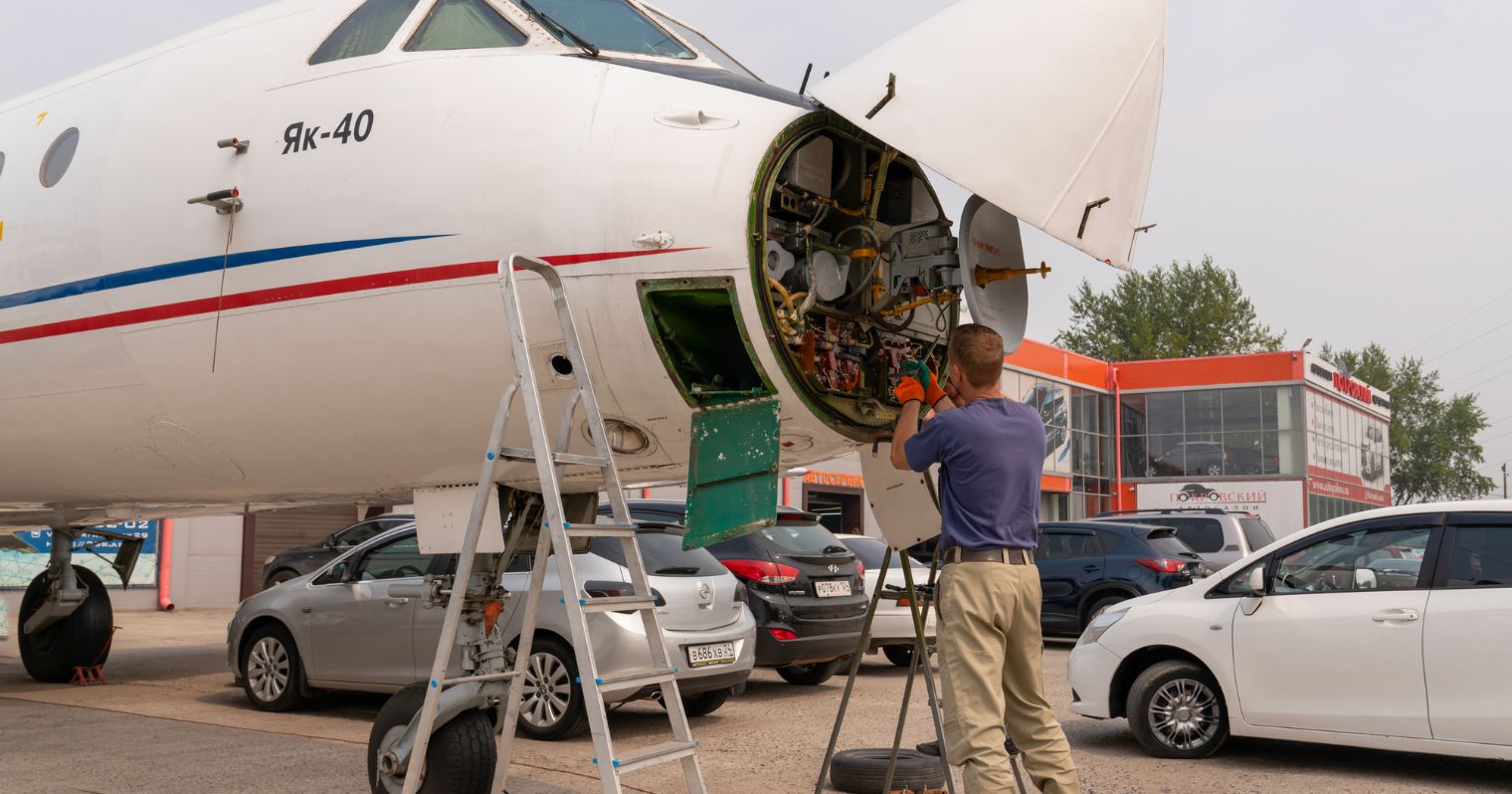 légijármű szerelő repulőgépet szerelő férfi