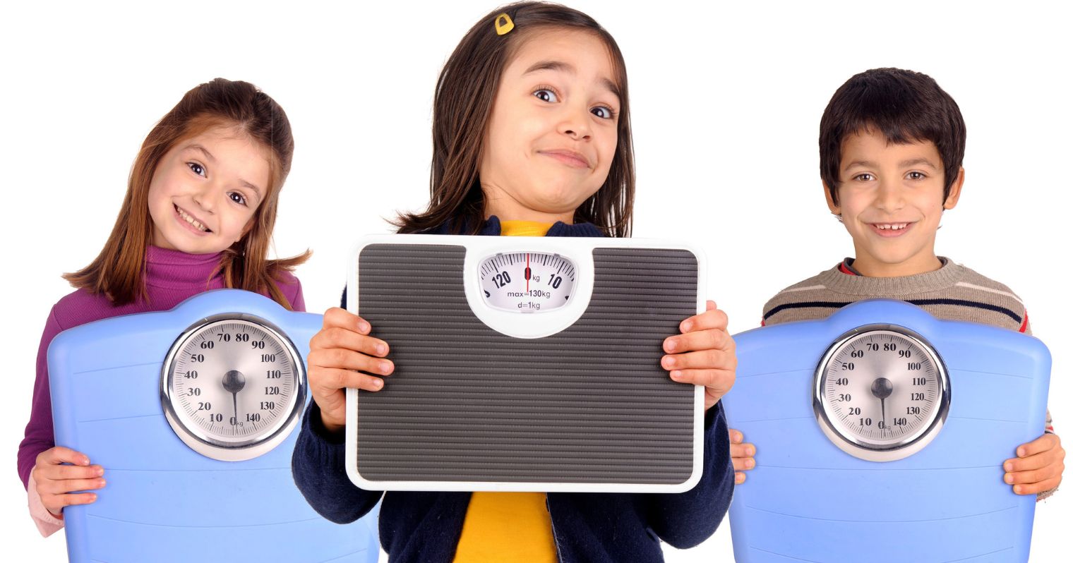 elhízás-gyerekek mérleggel a kezükben