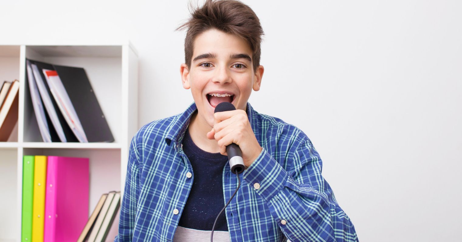 éneklő fiatal fiú